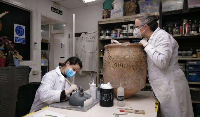 Curs de restauració arqueològica de ceràmica