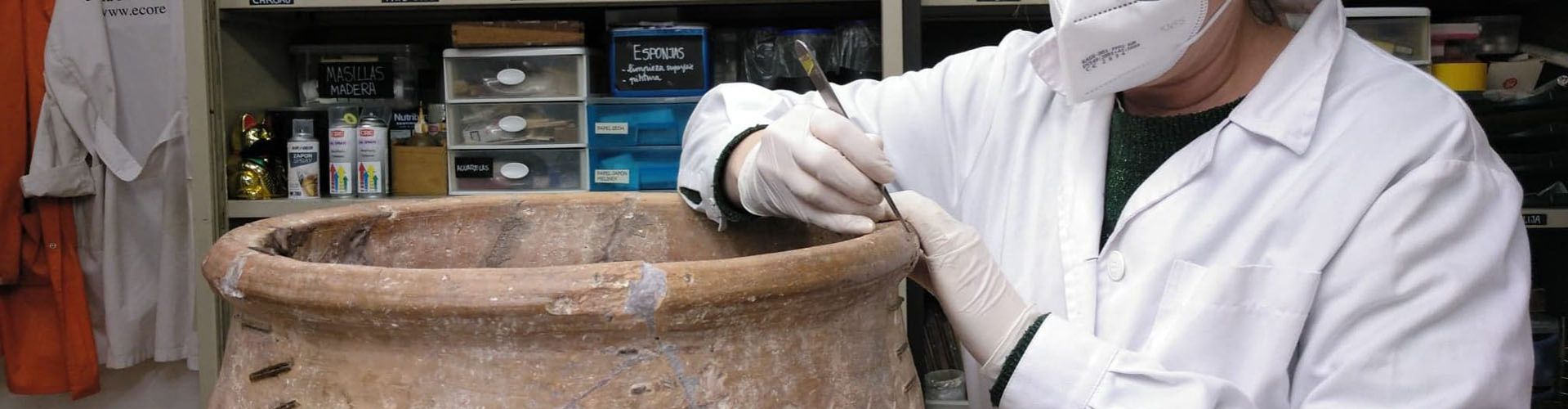 Curs de restauració de material arqueològic.